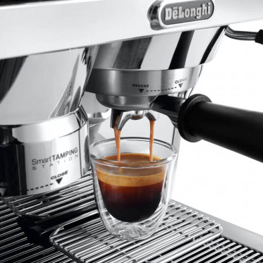 Extraction d'un expresso sur la Machine à café en grains DeLonghi La Specialista Prestigio 2.0 EC9355.M